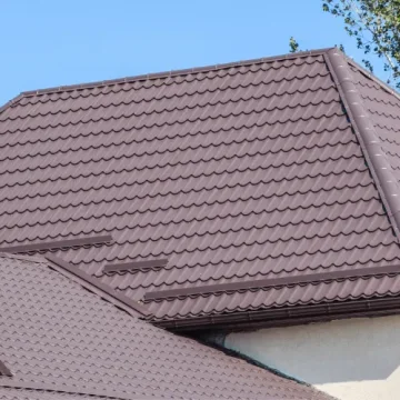 Aká farba fasády sa hodí k hnedej streche? Aká farba fasády sa hodí k hnedej streche?